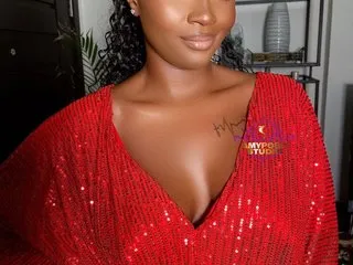 milknovember profielfoto van cam model