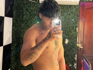 yisscumhot profielfoto van cam model