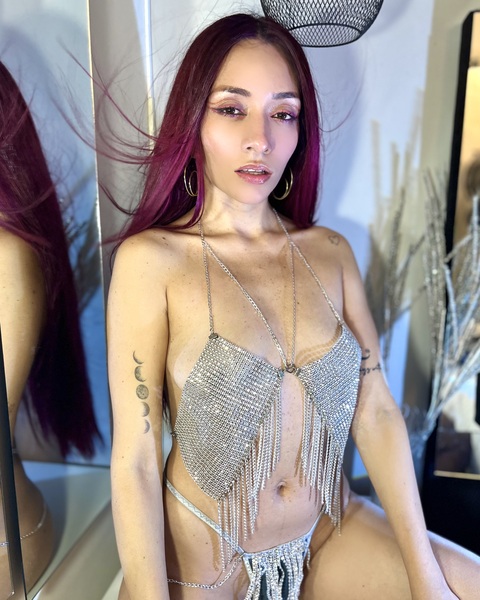 Performer Luisa_Red Photo 3