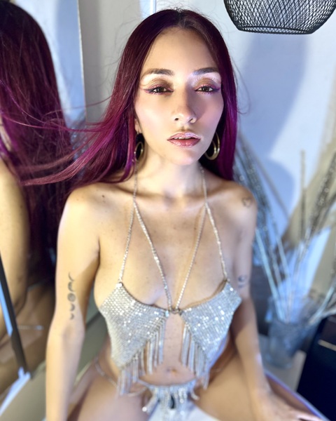 Performer Luisa_Red Photo 2