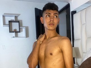 LoganTwink18 profilbild på webbkameramodell 