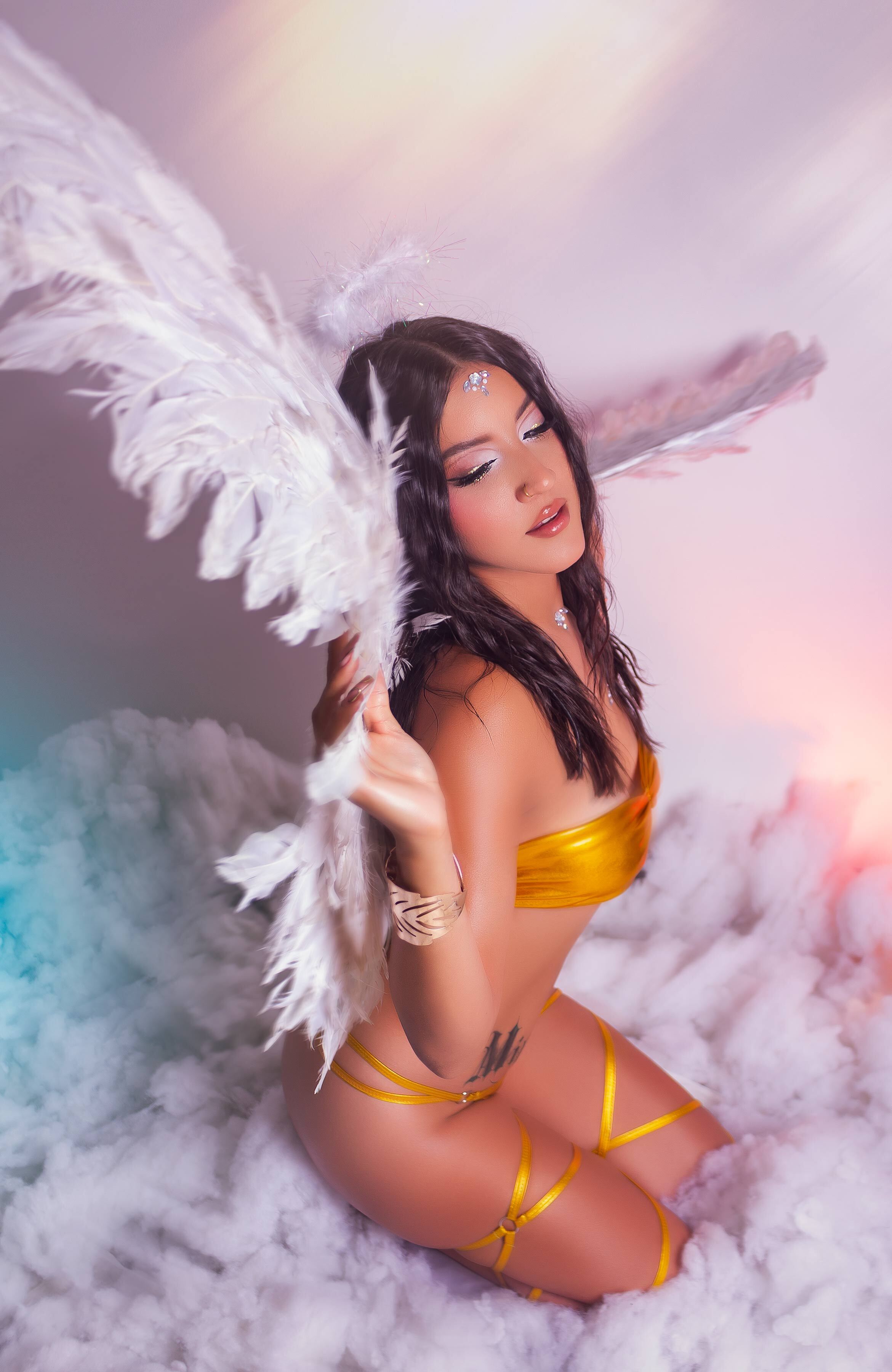 Performer CarlaHadid Photo 2