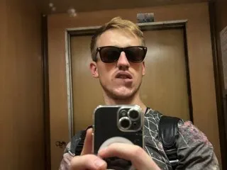 RodHaarige profielfoto van cam model