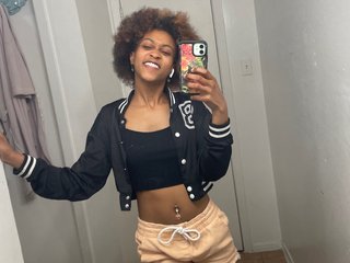 Imagen de perfil de modelo de cámara web de TheRealHer