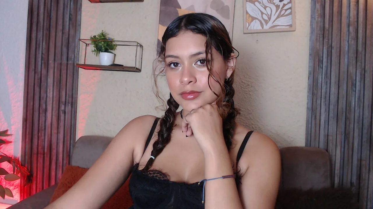 Performer CurlyDani Photo 4