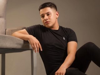 Adrienferrer profielfoto van cam model 