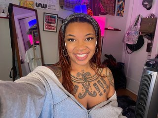 Foto de perfil de modelo de webcam de em0tits98 