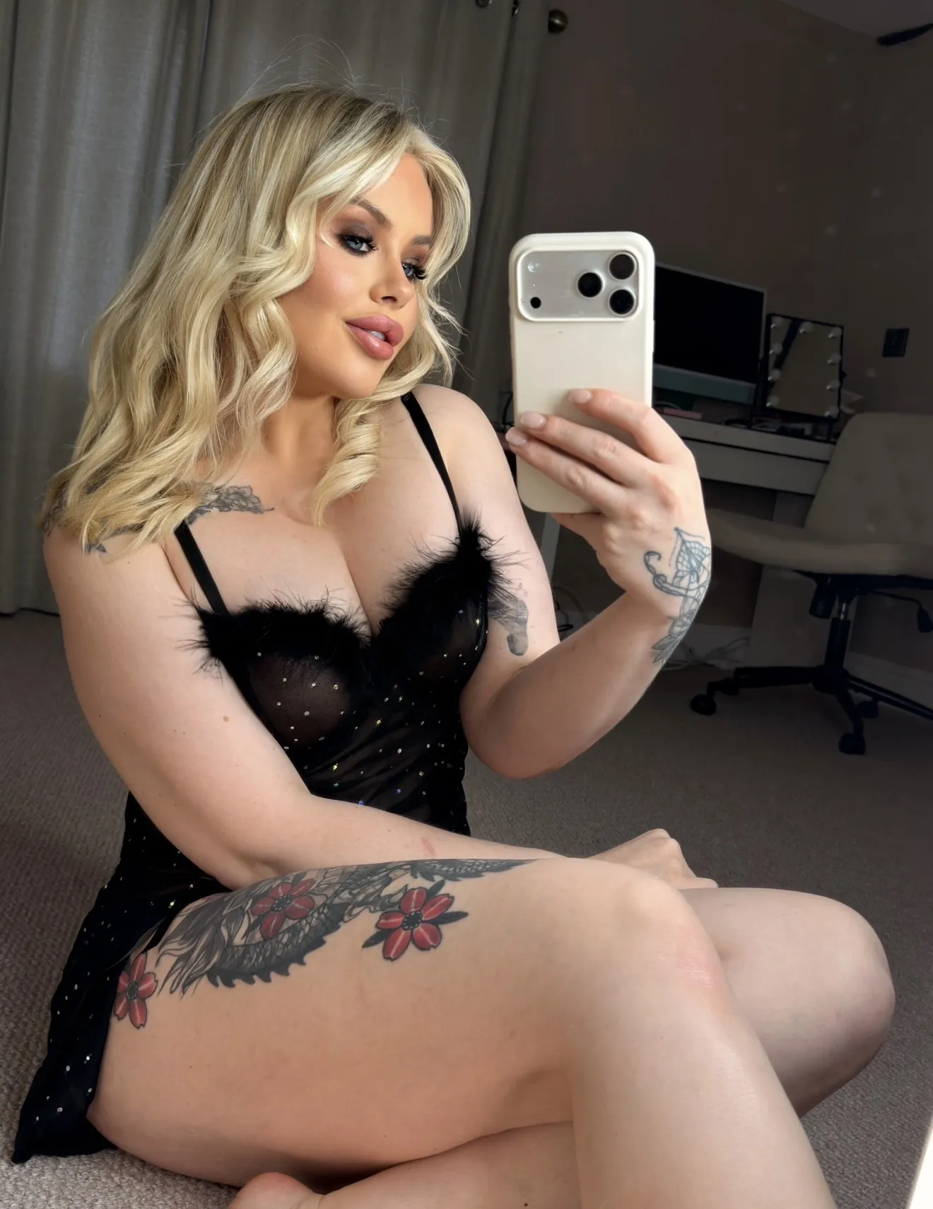 Performer IzzieFoxx Photo 3
