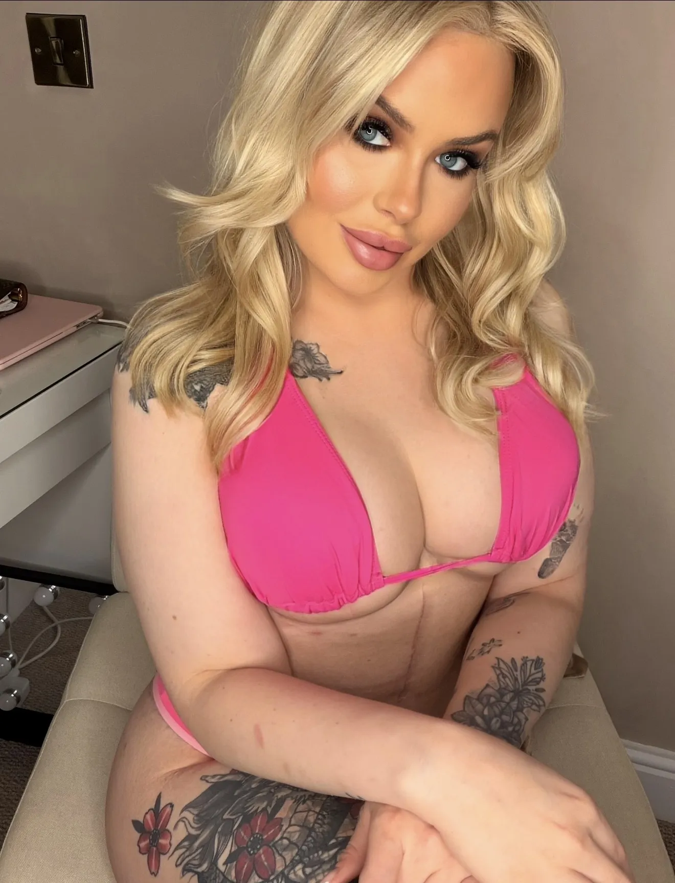 Performer IzzieFoxx Photo 1