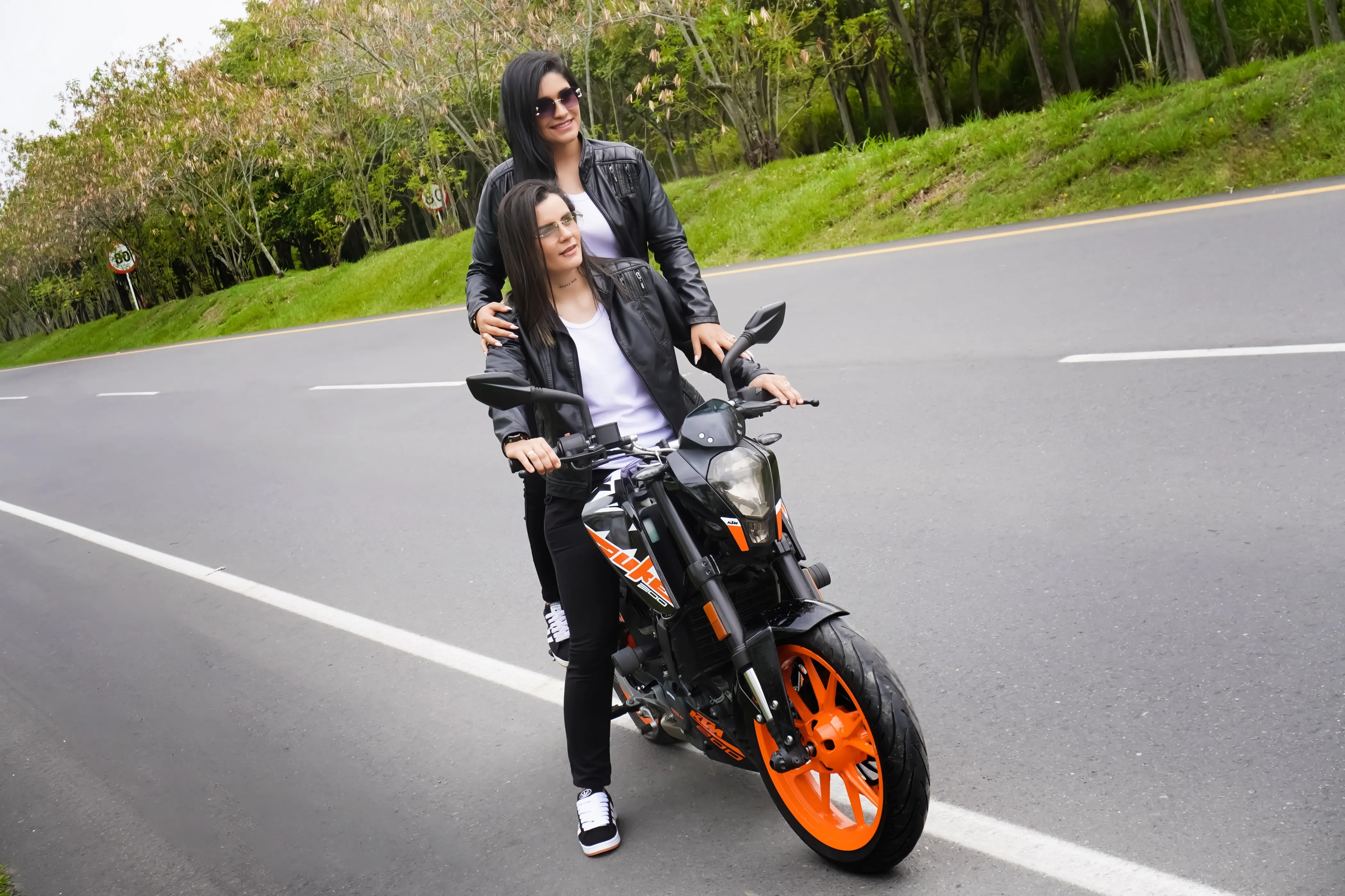 Artist MaraAndSaray Foto 11