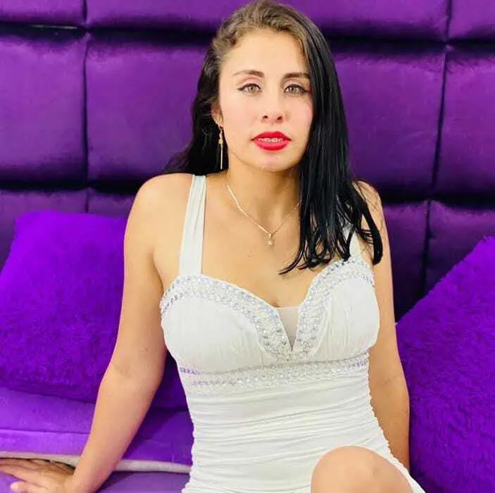 Performer DannaJeinsGolden Photo 1