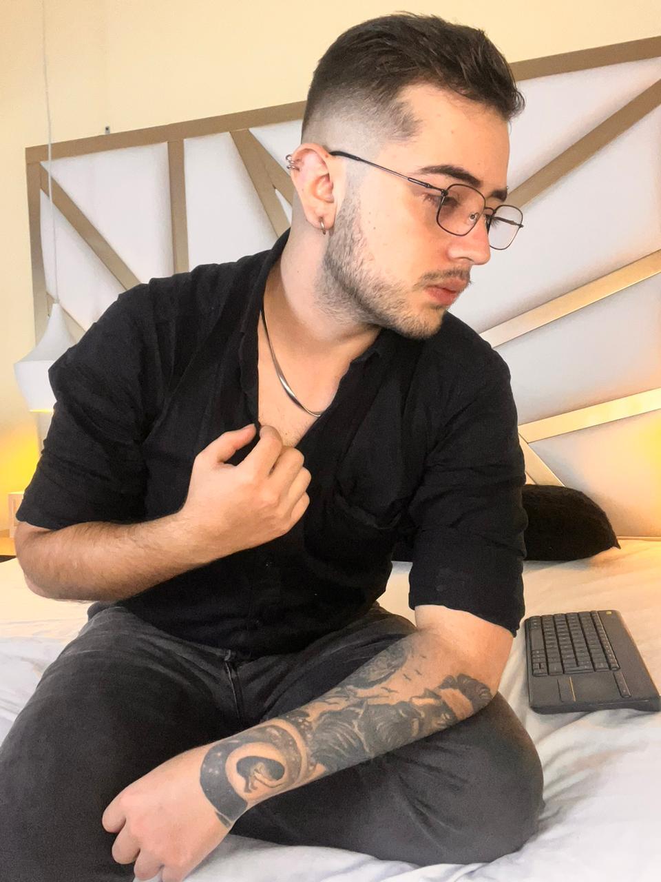 Performer Ethan_Greys Photo 6