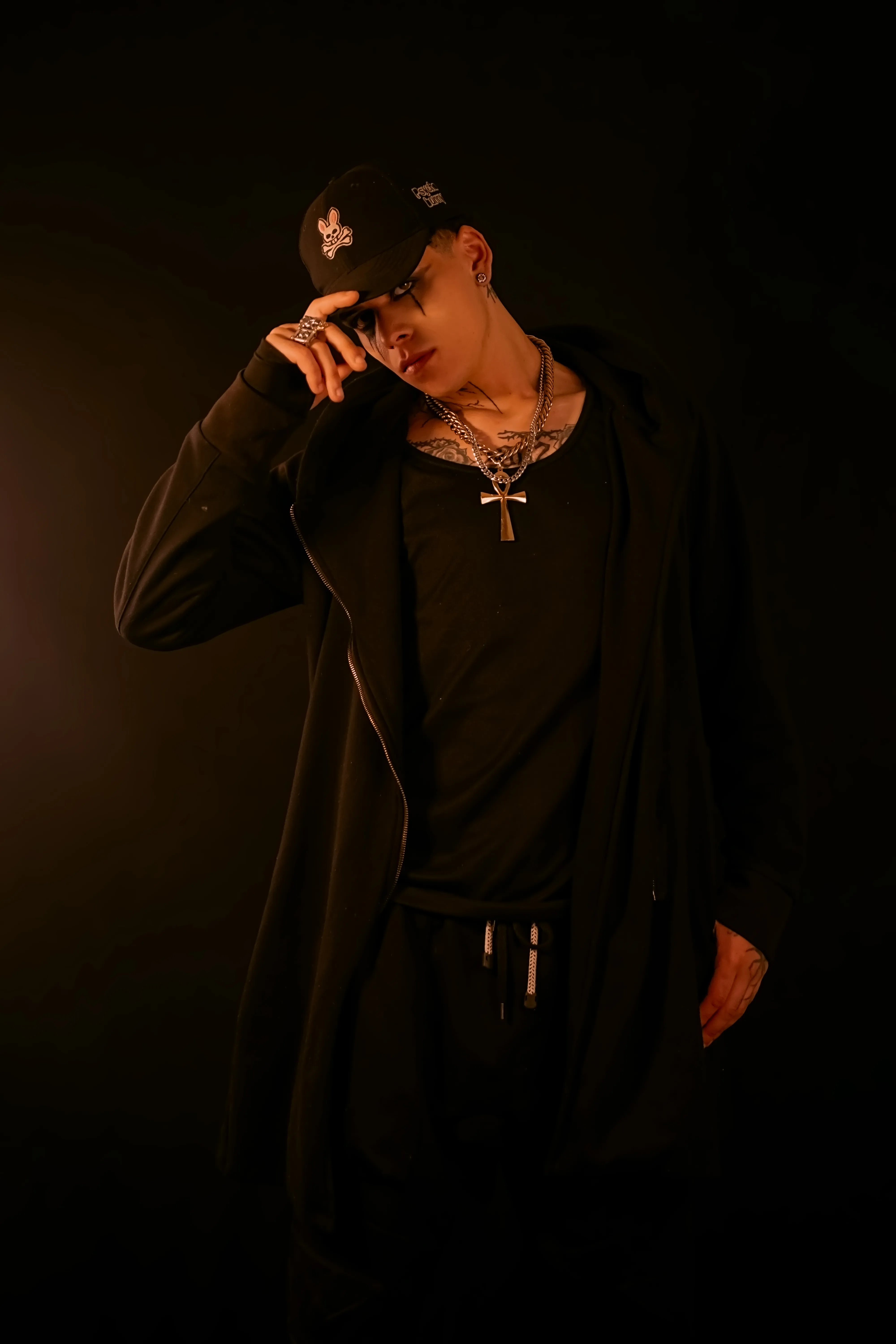 Performer Anhonymus Photo 9