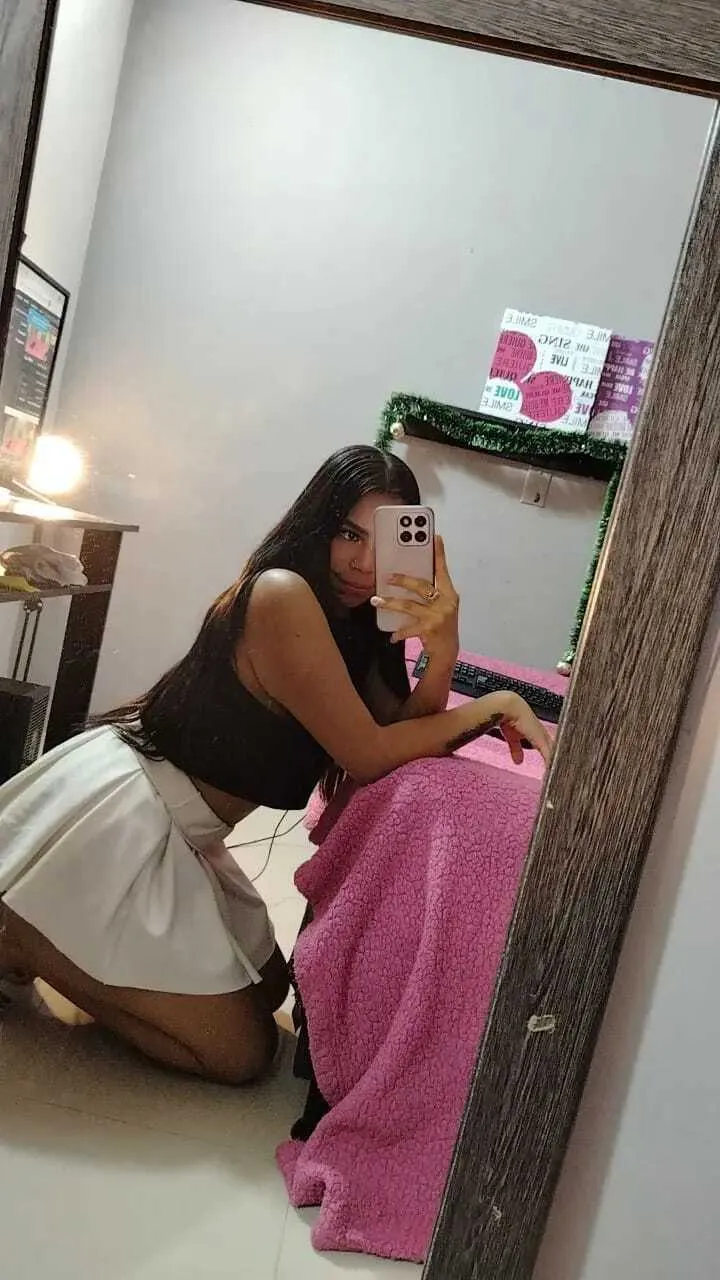 Performer chloelustrs Photo 1