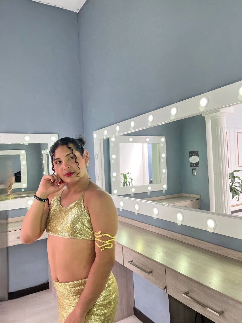 Performer DenniseSinclair Photo 10