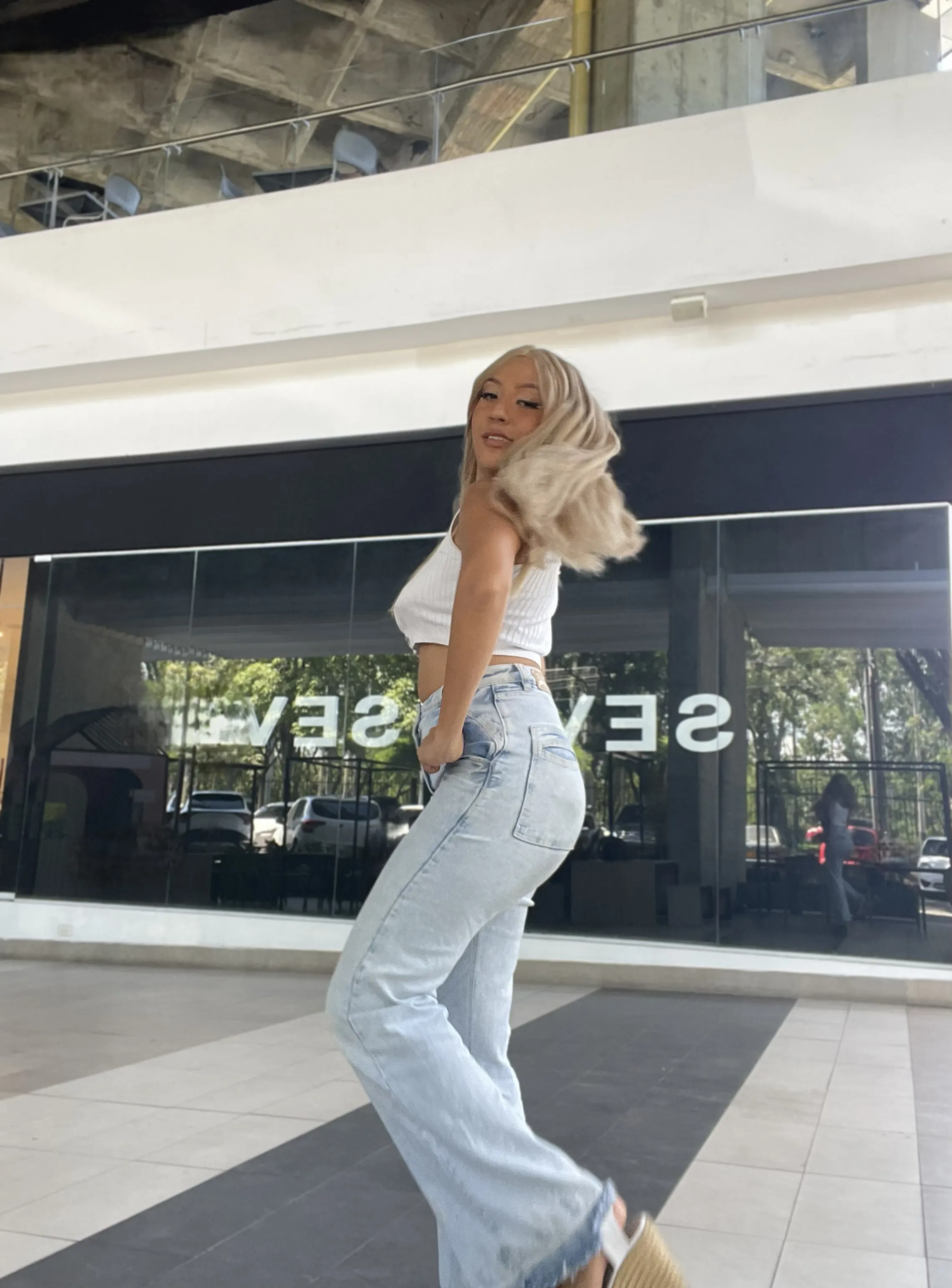 Performer SaraWinehouse Photo 1