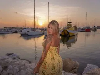 Ela_Curvy