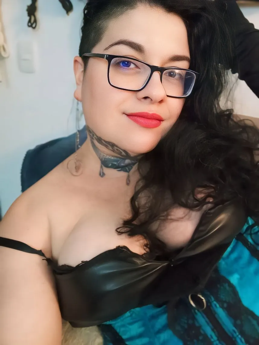 Performer mistressmara_leah_bdsm Photo 2