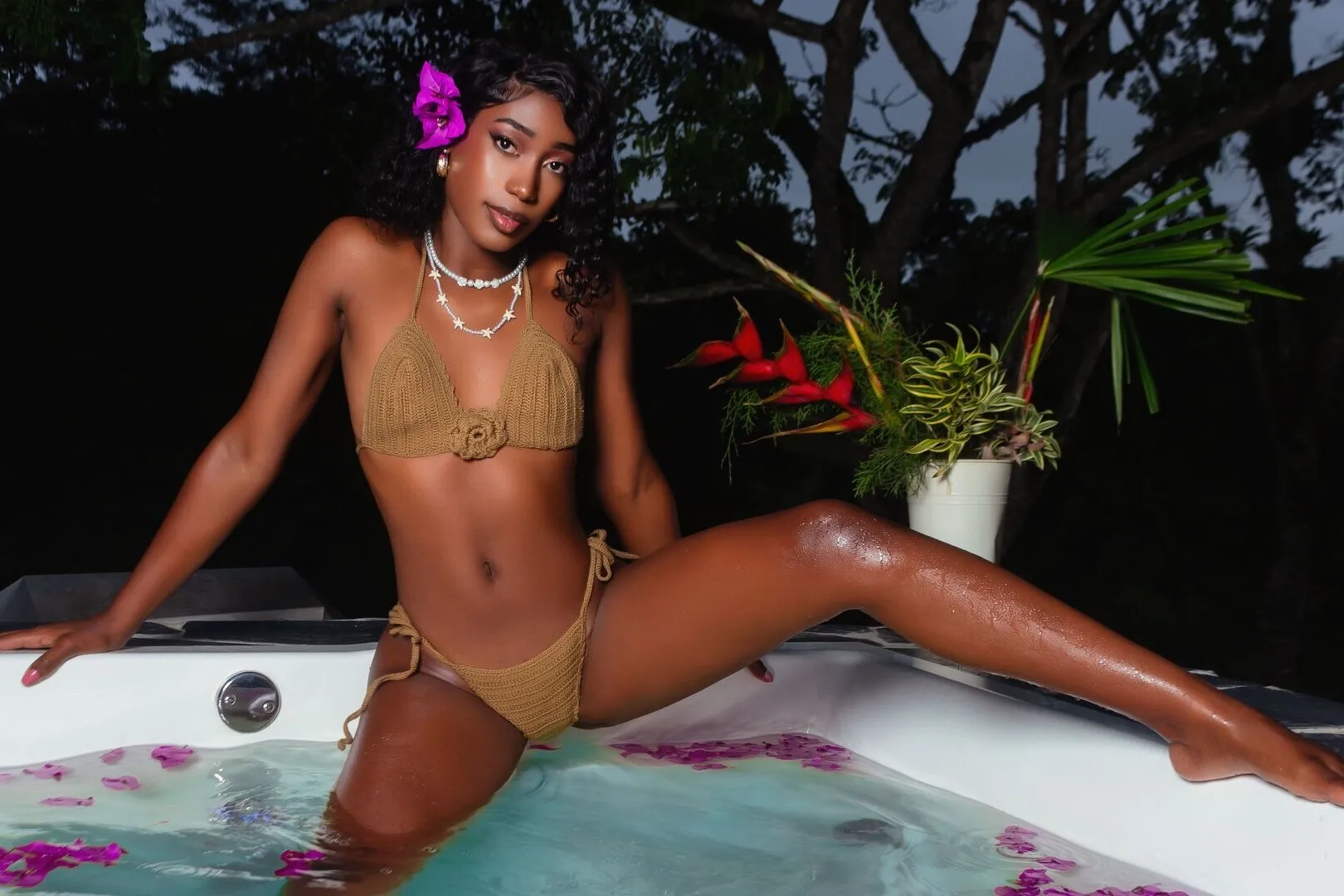 Performer KendallMay Photo 9