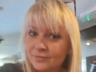 MrsMercedes26 cam model profile picture