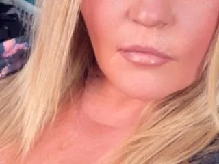 CurvyKieraXx cam model profile picture