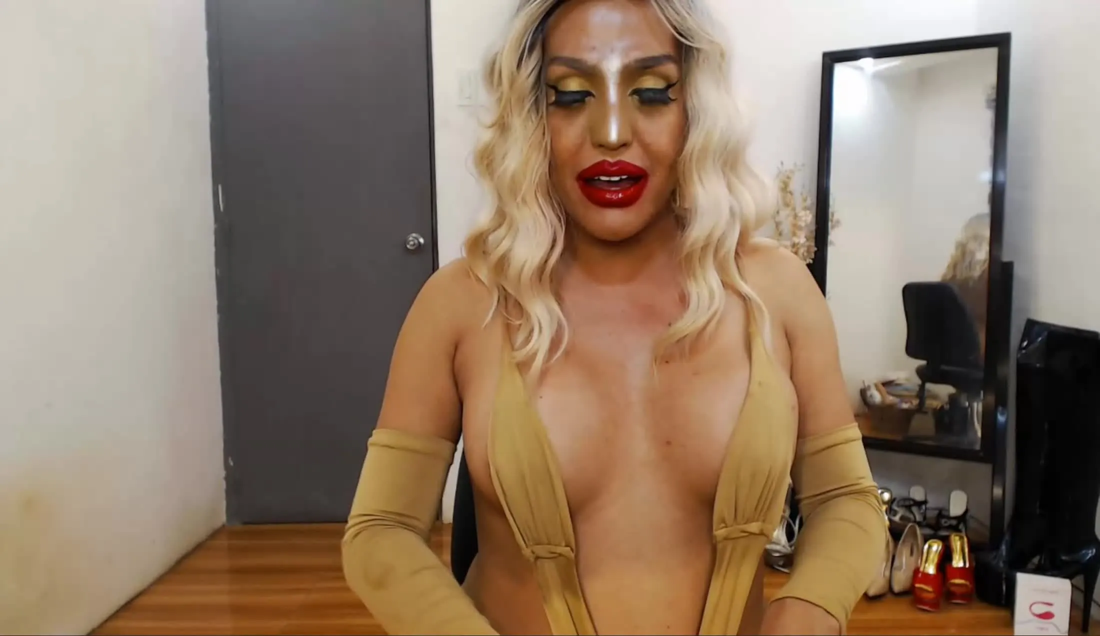 Performer ExoticAra Video 1