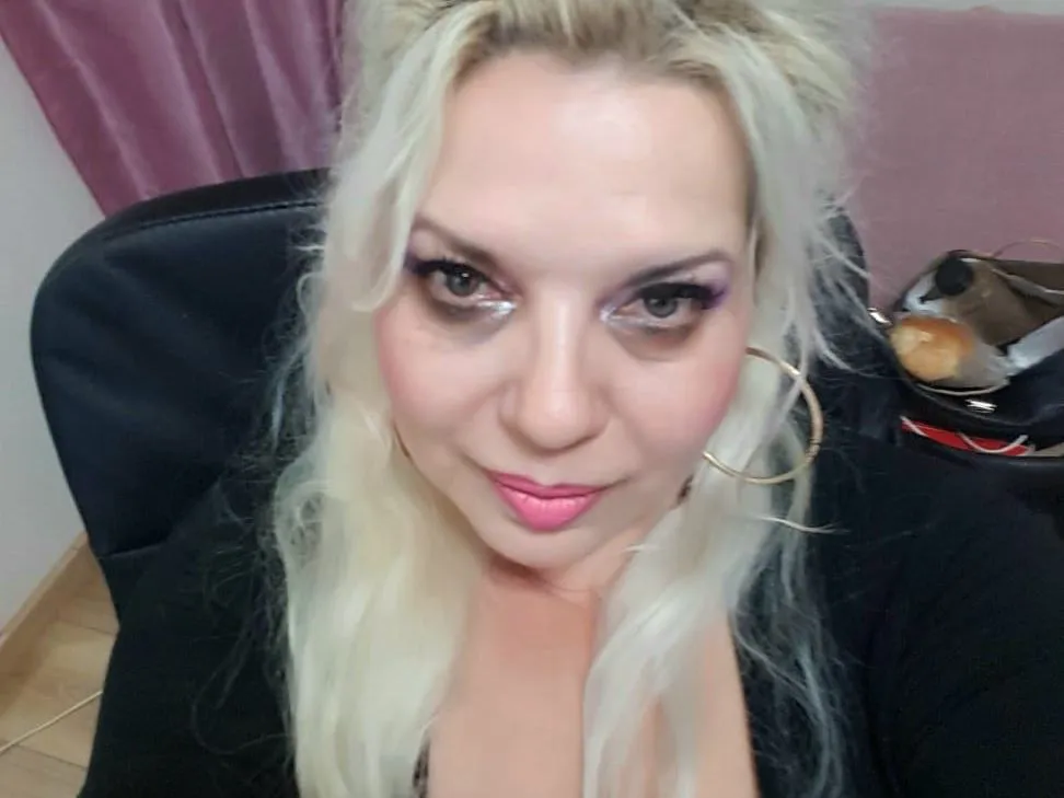 SonyaHotMilf cam model profile picture