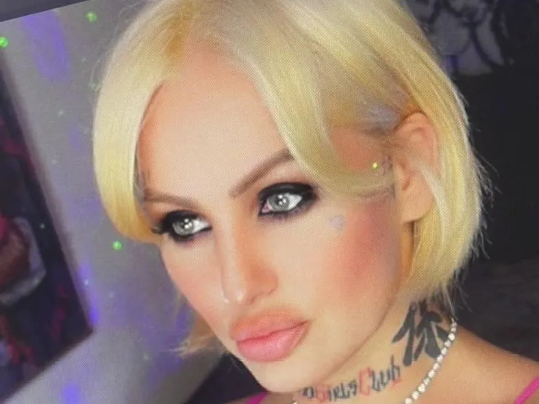 Callmebadgirl cam model profile picture