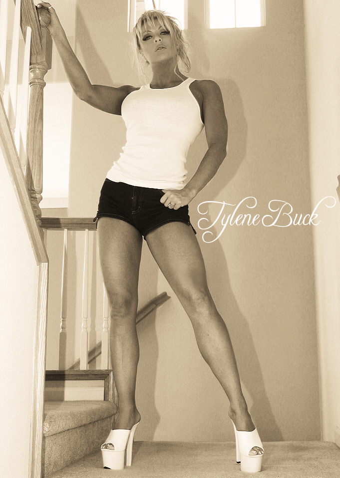 Performer TyleneBuck Photo 2