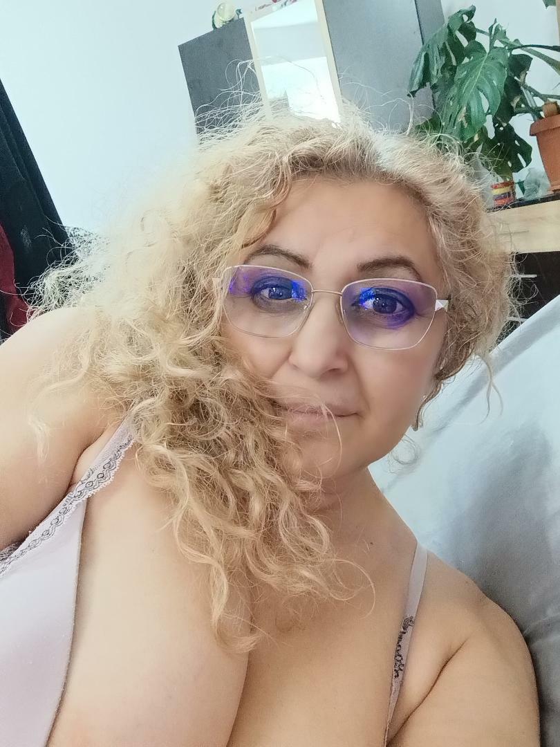 Performer matureEROTIC Photo 2