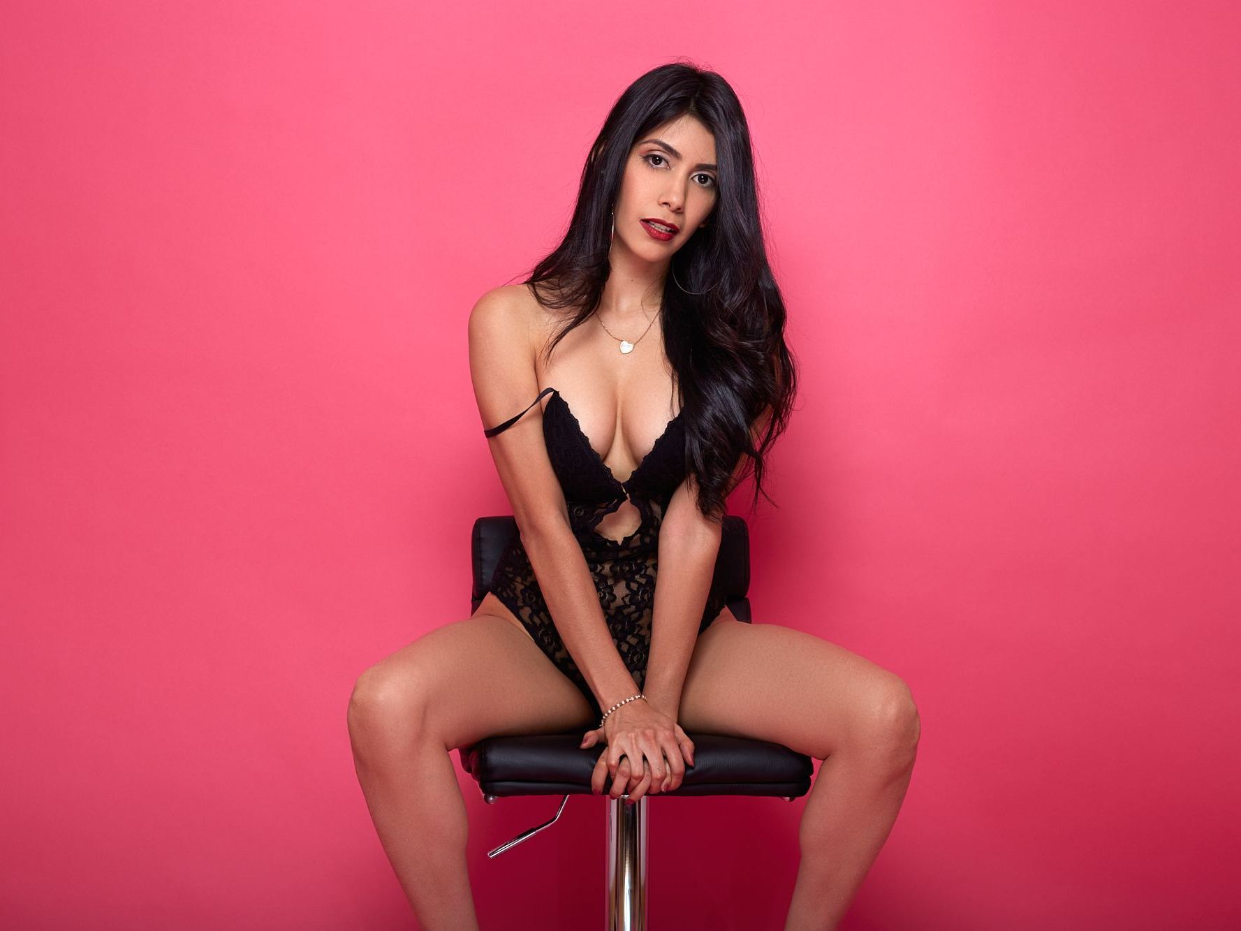 Cristina_Larson cam model profile picture 