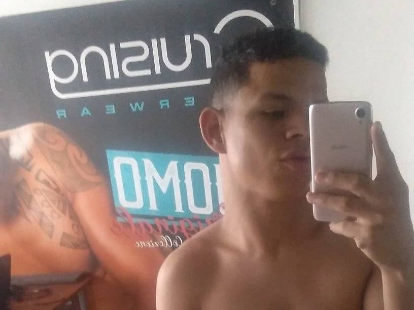 adam_latinn profilbild på webbkameramodell 
