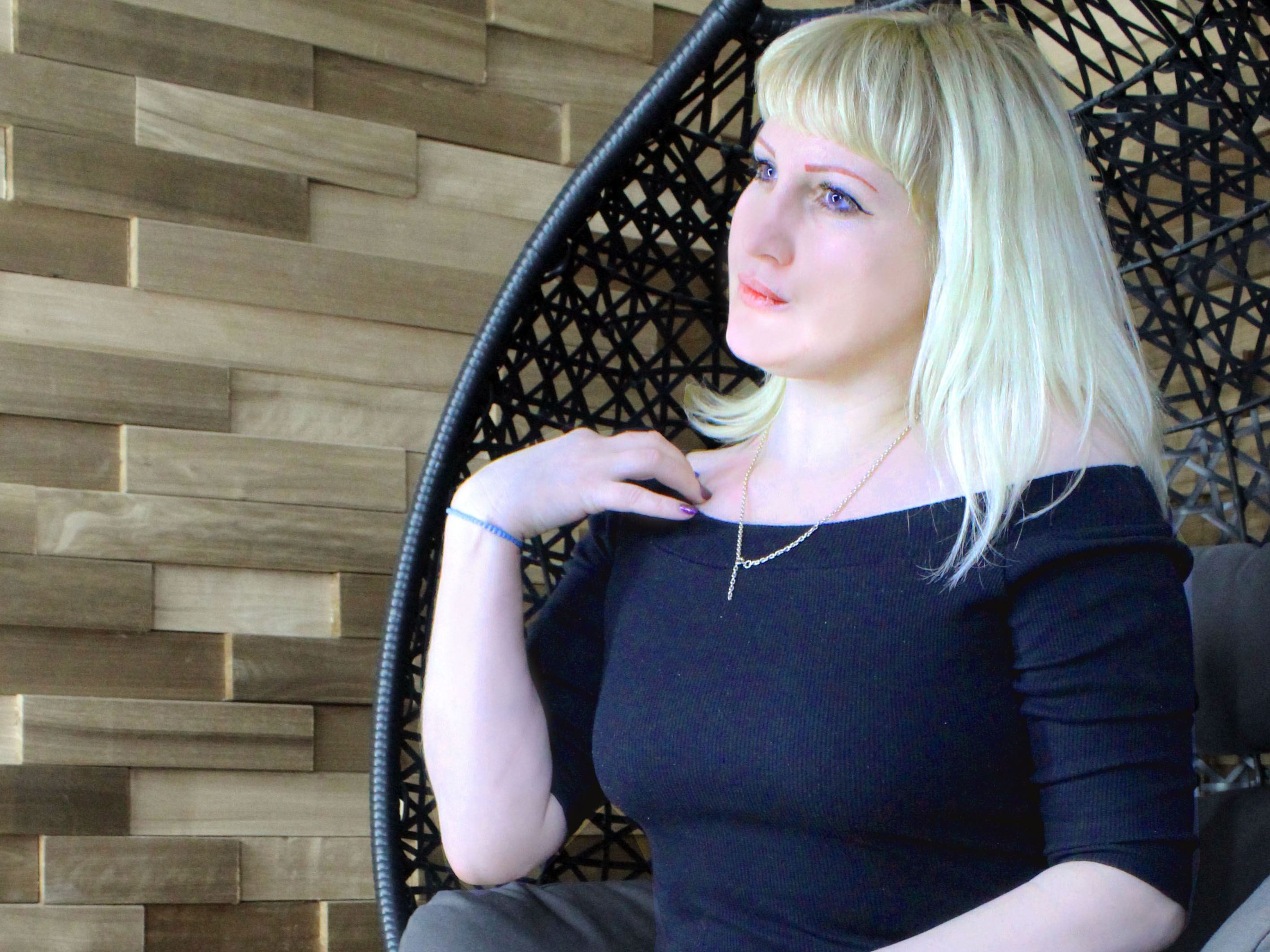 Image de profil du modèle de webcam Lady_Show_White