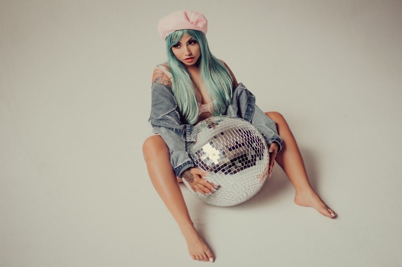 Performer LucyHills Photo 10