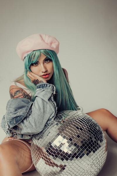 Performer LucyHills Photo 5