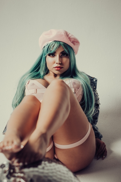 Performer LucyHills Photo 4