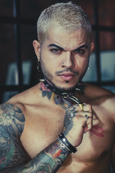 Performer AxelCrow Photo 1