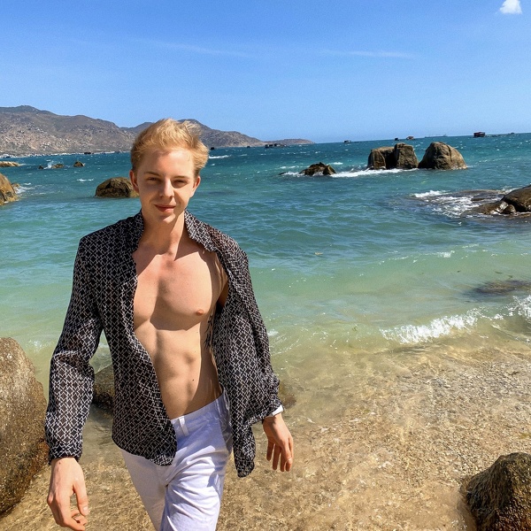 Performer SalmonBells Photo 2