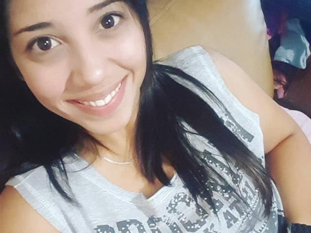 Imagen de perfil de modelo de cámara web de MonicaLewinsex