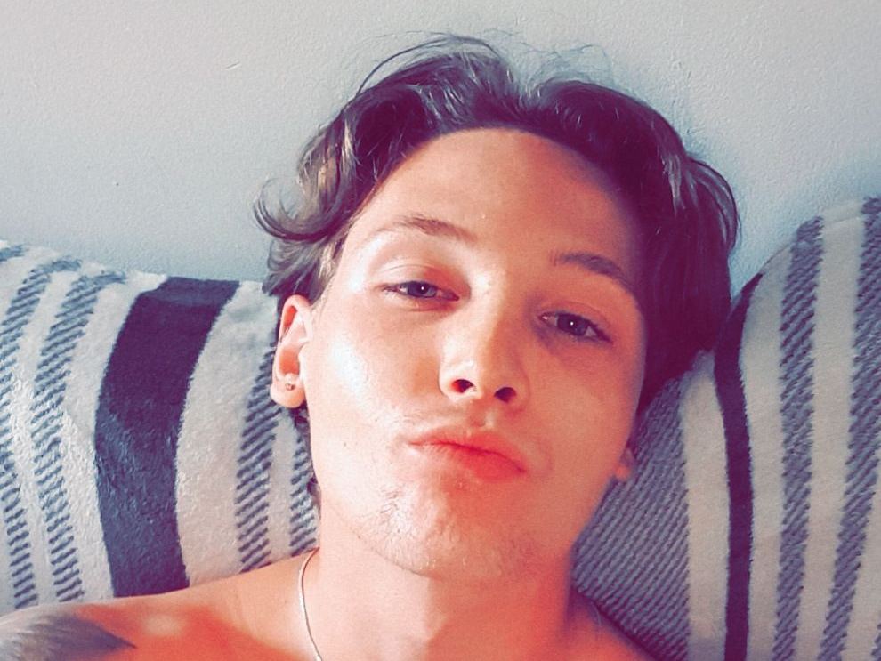 PleaseD profilbild på webbkameramodell