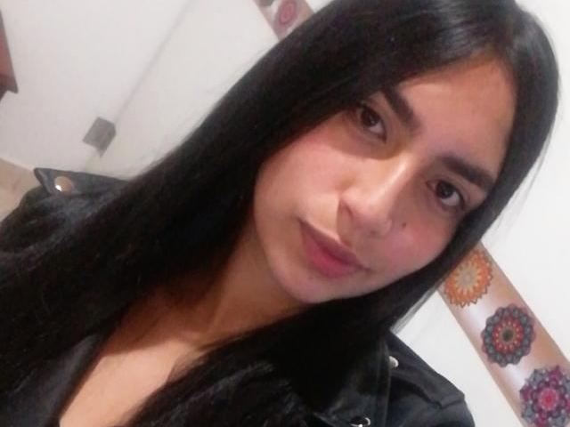 Image de profil du modèle de webcam Adharaa