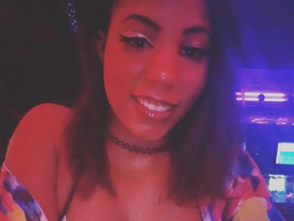 Alazemonae profilbild på webbkameramodell 