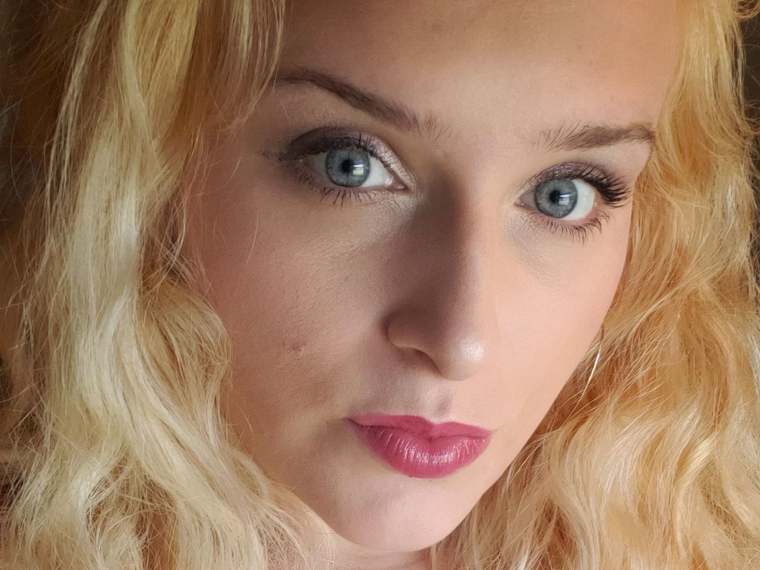 Imagen de perfil de modelo de cámara web de LolaRivers