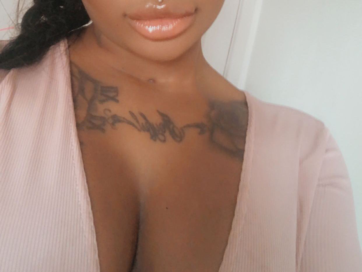 BrownskinTee profilbild på webbkameramodell 