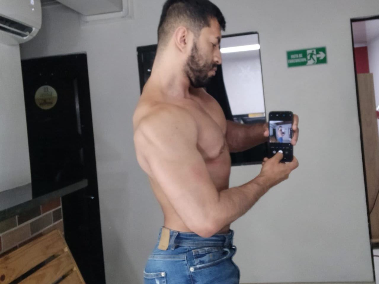 Imagen de perfil de modelo de cámara web de JOSE_KINKY