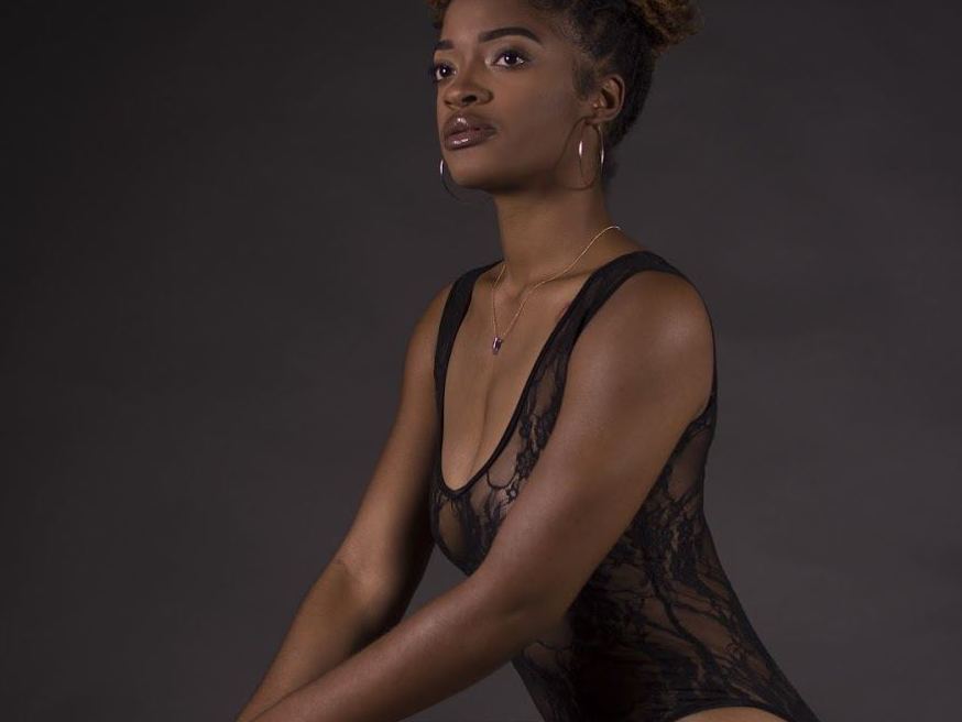 Goldengene profielfoto van cam model 