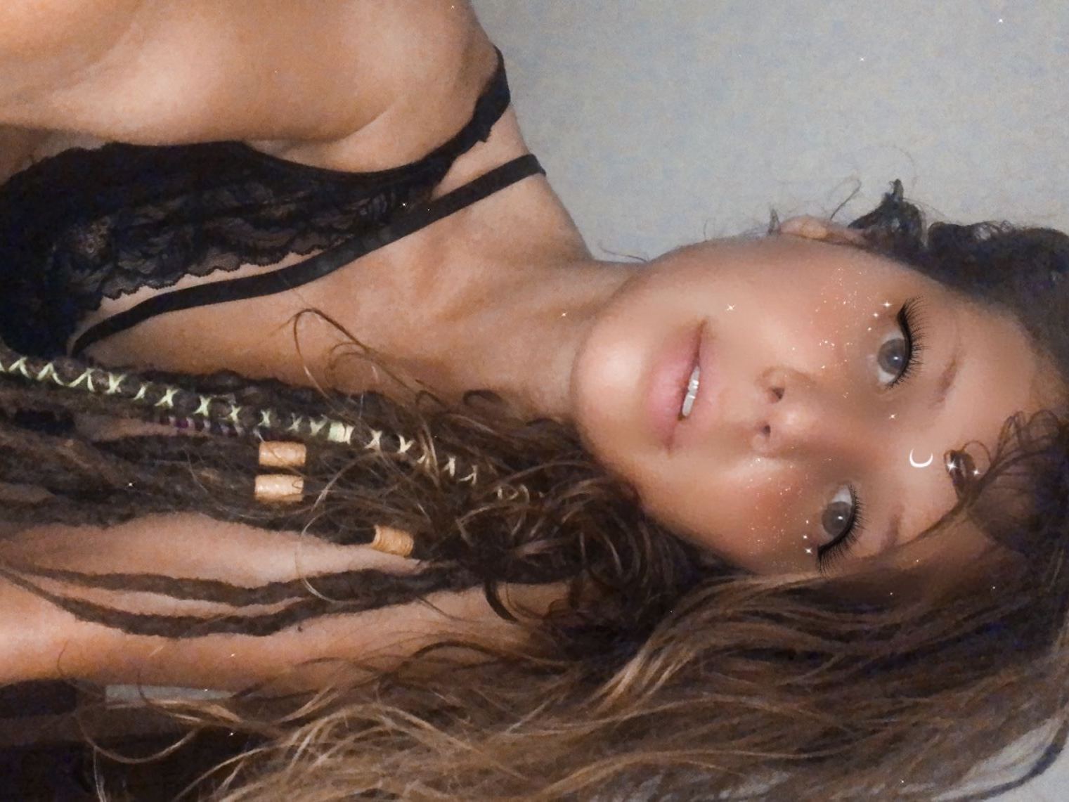Image de profil du modèle de webcam LovelyCharlotteRose