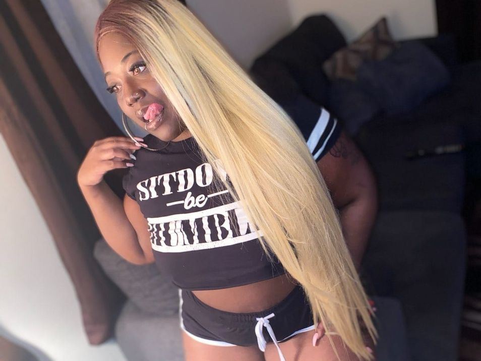 PinkNikki100 profielfoto van cam model 