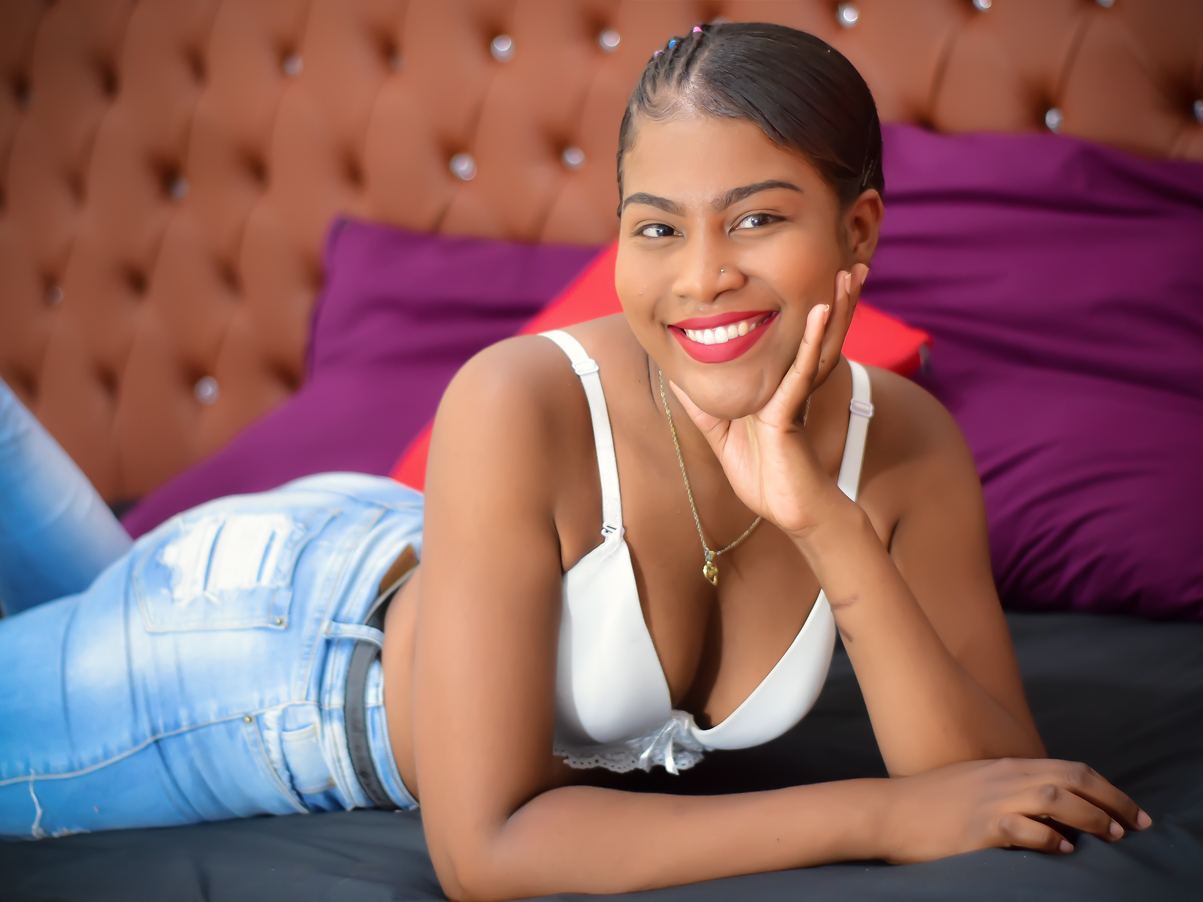 Image de profil du modèle de webcam Rossalie_Hill