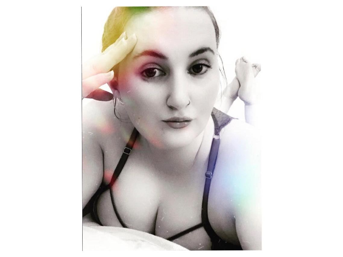 PIXXXIEOX profilbild på webbkameramodell 